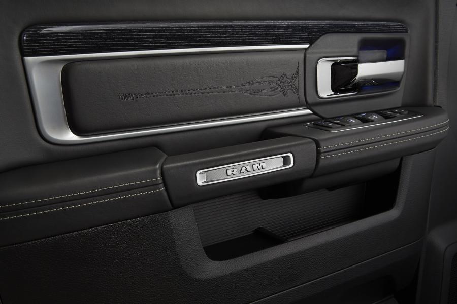 Детали интерьера Dodge Ram 1500 Laramie Limited Crew Cab 2015 года  (фото 30 из 46)